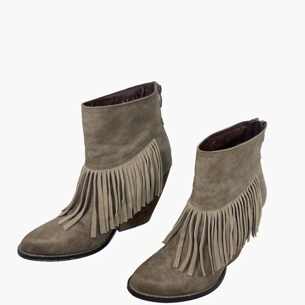 Very Volatile Neutral Tan Fringed Ankle Boots Back Zip Womens size 8
